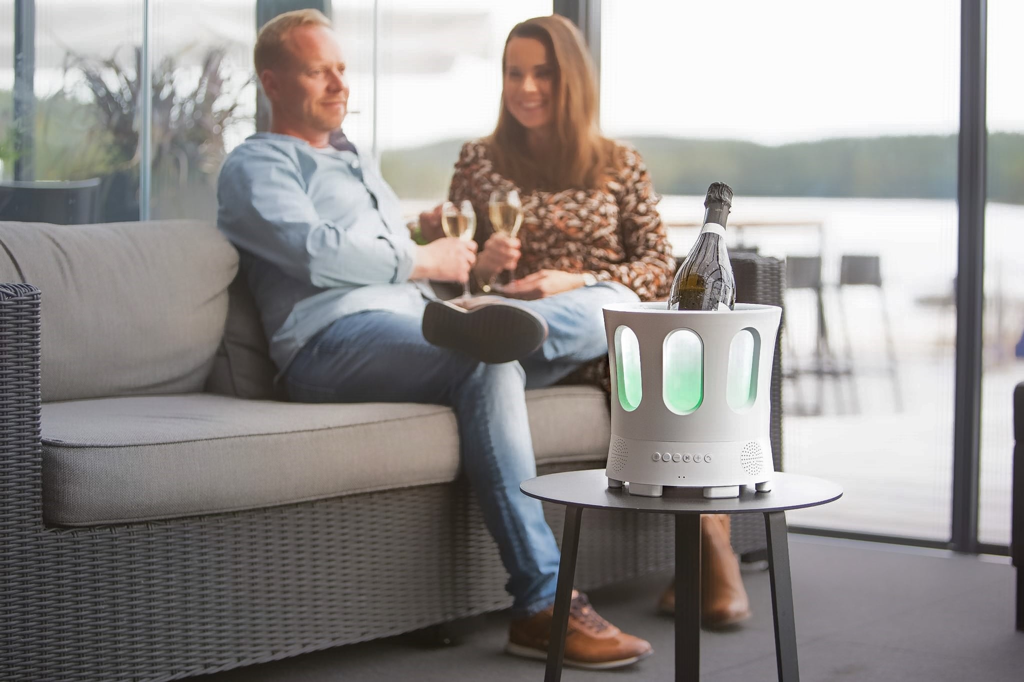 ZONE on vedenkestävä ja lämmönkestävä saunakaiutin, joka toimii samalla tunnelmallisena valaisimena saunan lauteilla.