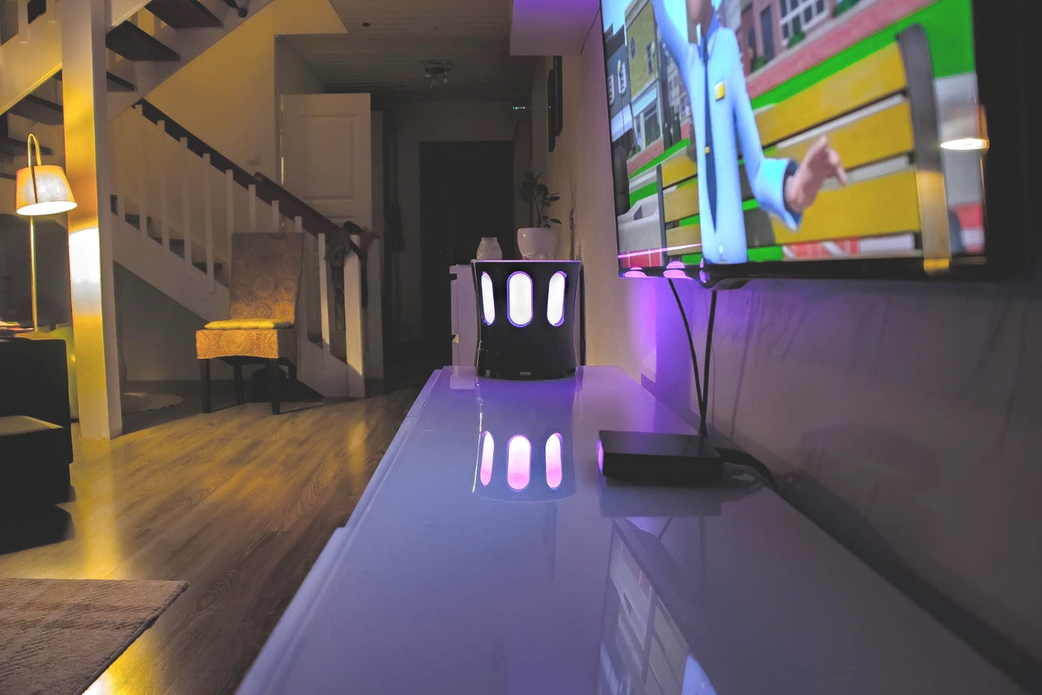 ZONE Bluetooth kaiutin sopii luontevasti esimerkiksi olohuoneeseen TV:n Soundbariksi.