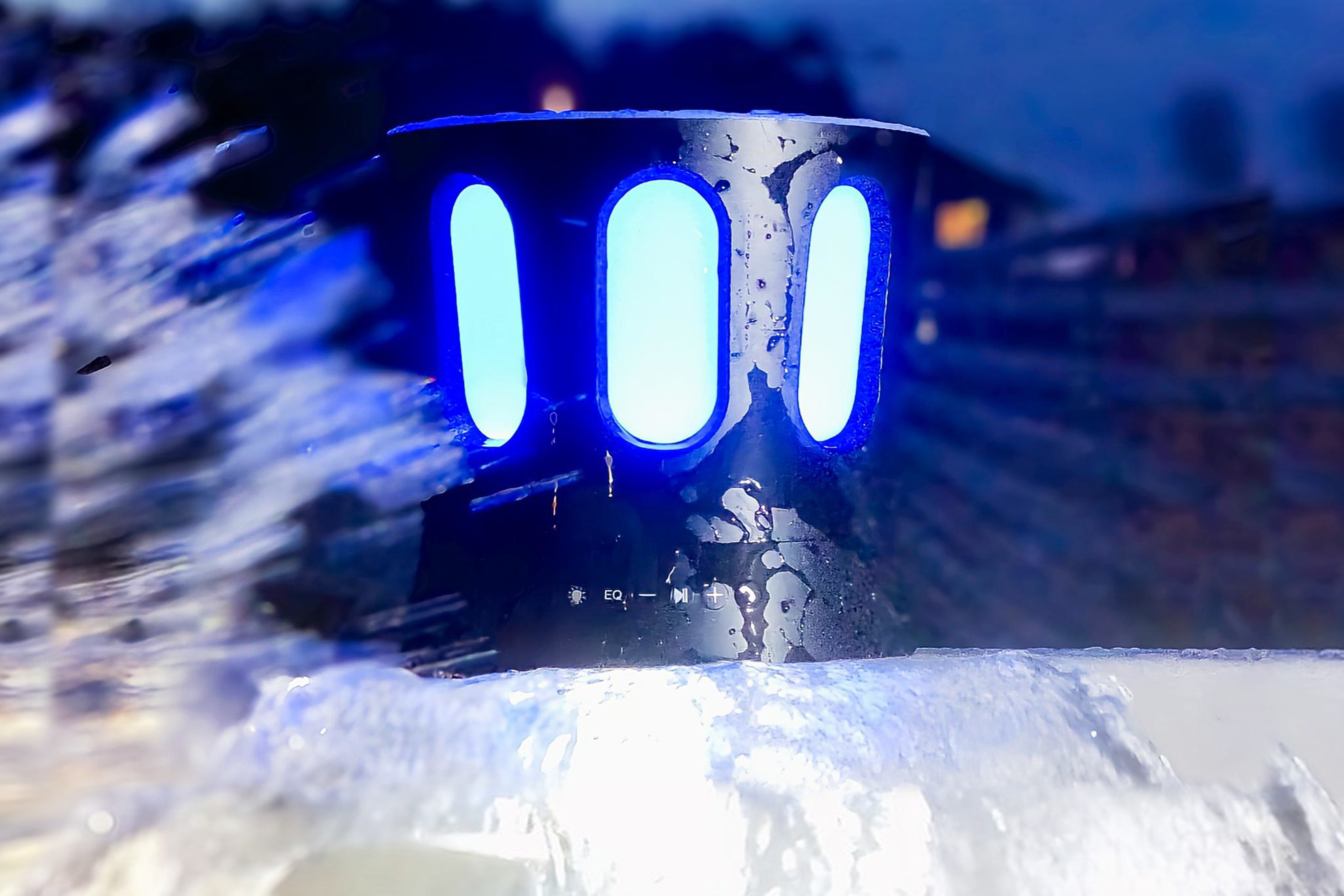 ZONE – Saunakaiutin. Vedenkestävä Bluetooth-kaiutin, tunnelmavalo ja jääastia samassa laitteessa.