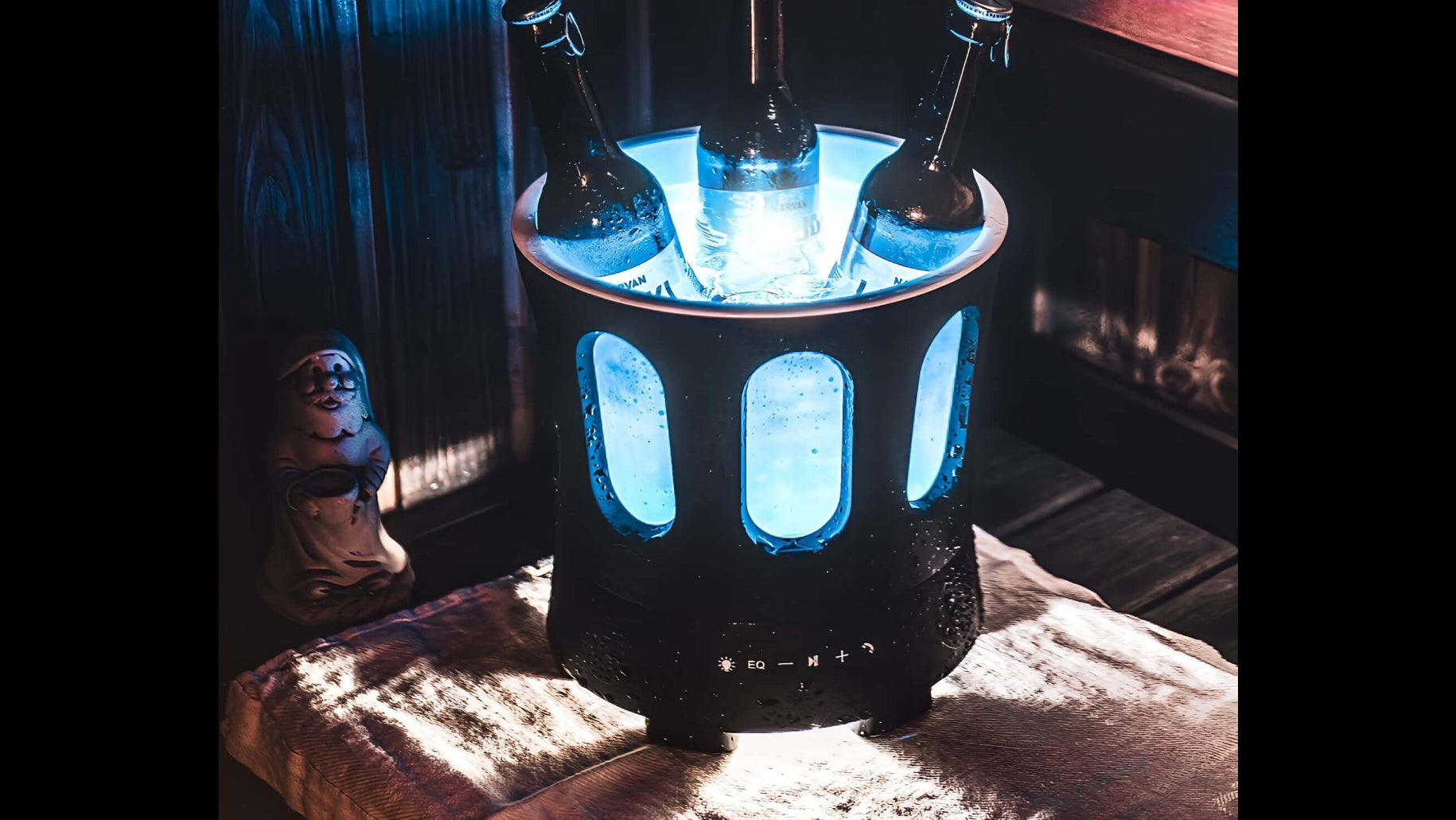 ZONE on vedenkestävä ja lämmönkestävä saunakaiutin, joka toimii samalla tunnelmallisena valaisimena saunan lauteilla.