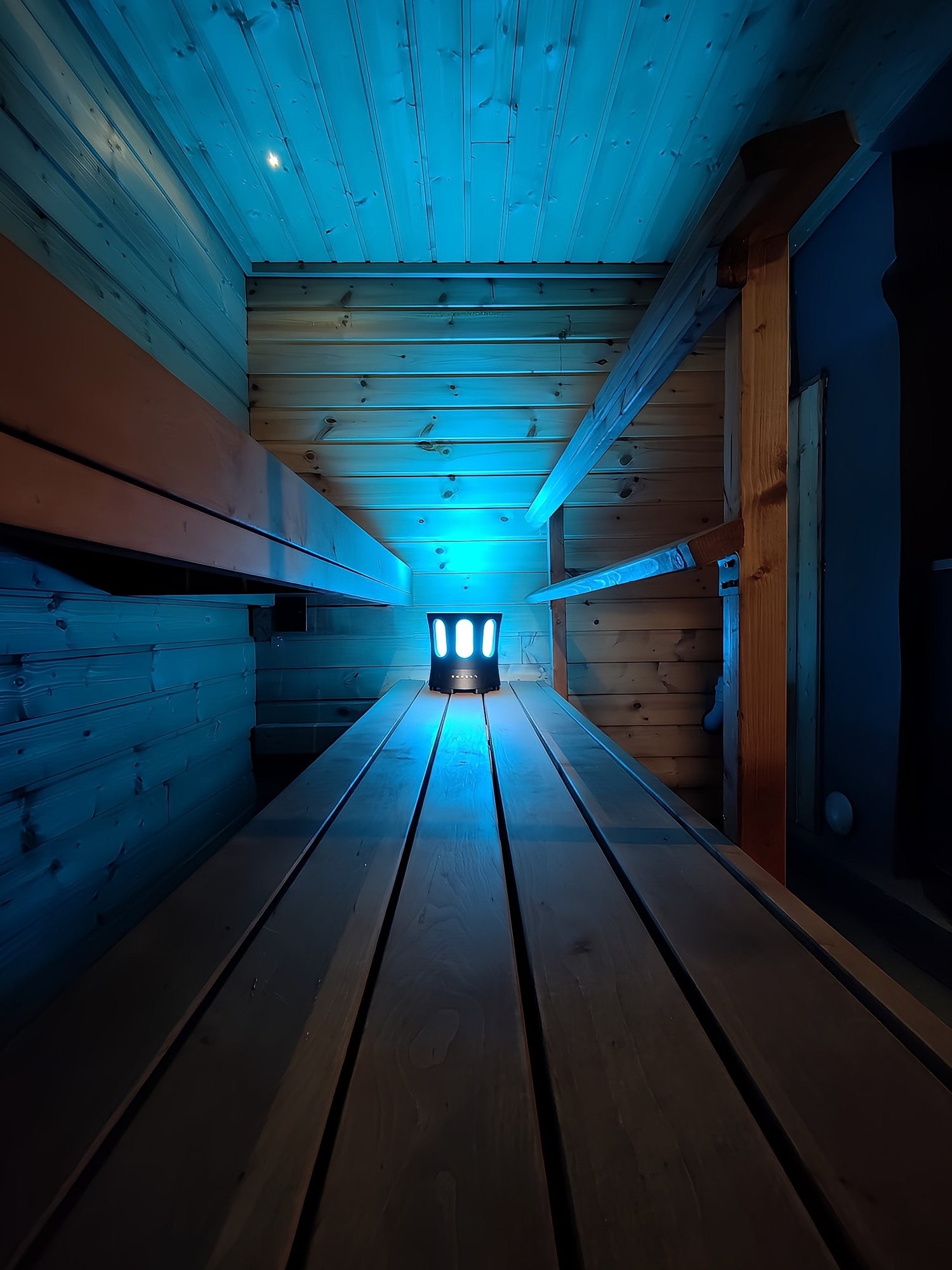 ZONE on vedenpitävä ja lämmönkestävä saunakaiutin, joka toimii samalla tunnelmallisena valaisimena saunan lauteilla.