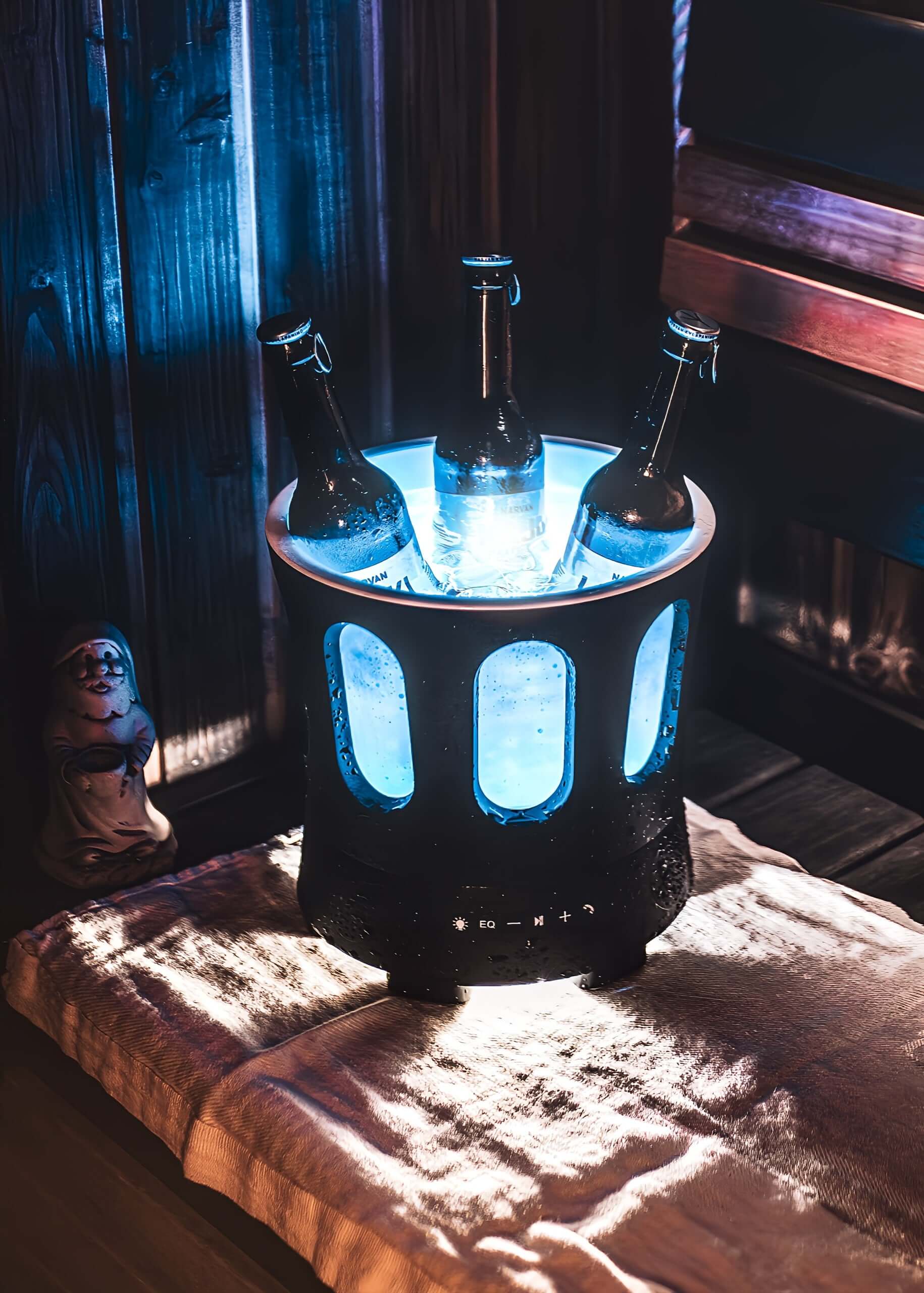 ZONE on vedenkestävä ja lämmönkestävä saunakaiutin, joka toimii samalla tunnelmallisena valaisimena saunan lauteilla.